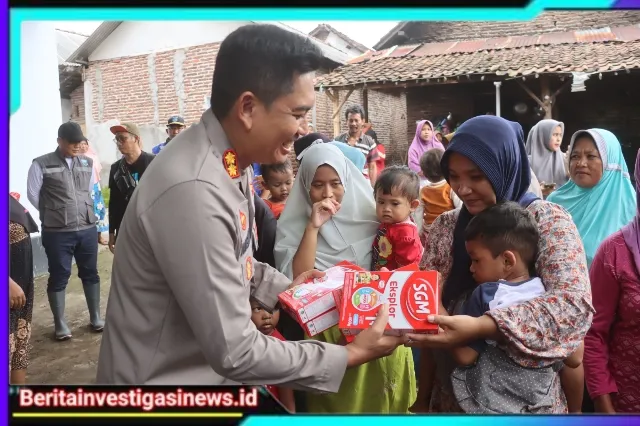 Kapolres Probolinggo Bersama Bupati Terpilih Beri Bantuan Sembako Untuk Warga Terdampak Banjir Bandang
