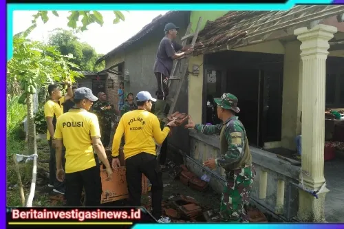 Sinergitas Polisi Bersama TNI di Kediri, Gelar Baksos Bantu Warga Terdampak Bencana Alam