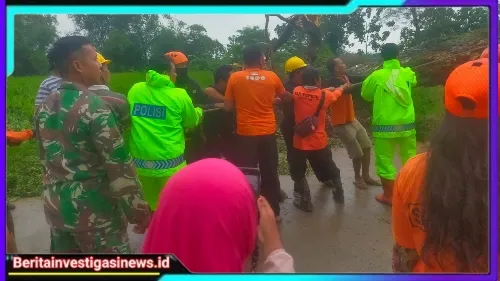 Sinergitas Polres Ngawi Bersama TNI Gotong Royong Tangani Bencana Hidrometeorologi