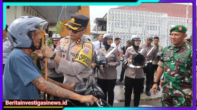 Operasi Keselamatan Semeru, Polres Trenggalek Bagi-bagi Helm Gratis