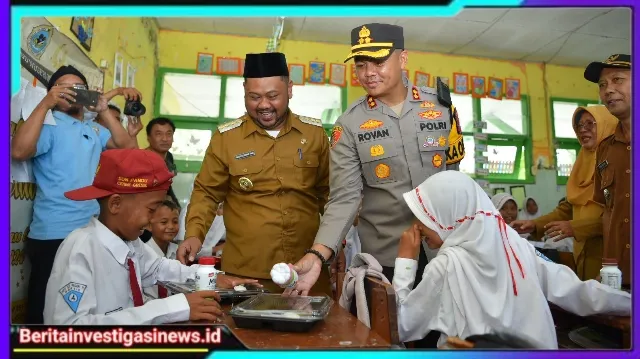 Kapolres Gresik dan Bupati Berbagi Makanan Bergizi Untuk Pelajar Sekolah Dasar