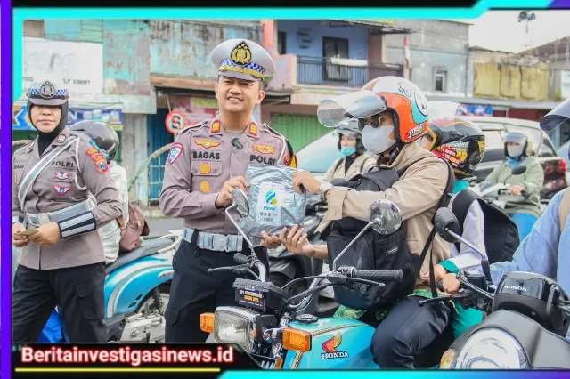 Operasi Keselamatan Semeru 2025 Polres Jember Berbagi Puluhan Jas Hujan Untuk Pengendara Roda Dua