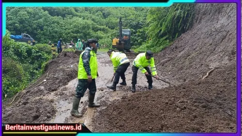 Polres Malang Terjunkan Tim Tanggap Bencana Tangani Longsor di Jalur Wisata Bromo