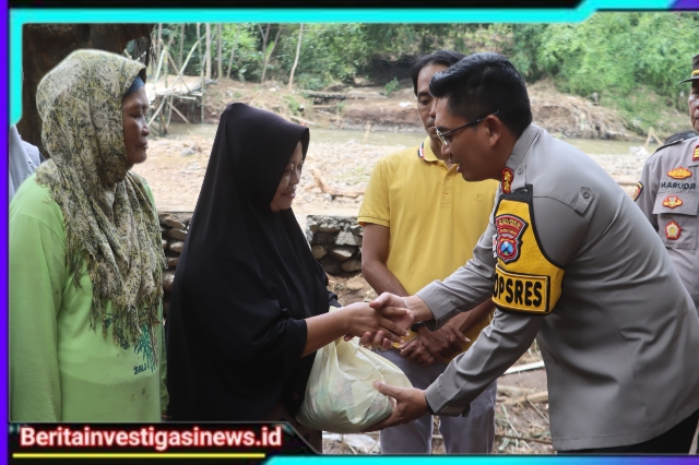 Peringati HPN 2025, Wartawan Bersama Polres Probolinggo Beri Bantuan Warga Yang Terisolir Akibat Banjir