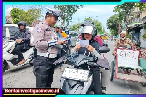 Satlantas Polres Sampang Bagikan Brosur Tertib Berlalu Lintas Kepada Pengguna Jalan