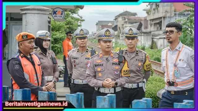 Operasi Keselamatan Semeru 2025 Polres Jember Pasang Banner Peringatan di Perlintasan KA