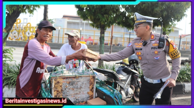 Operasi Keselamatan Semeru di Jumat Berkah, Polres Tuban Ajak Masyarakat Tertib Lalin Dengan Berbagi Nasi Kotak