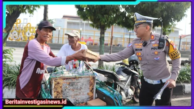 Operasi Keselamatan Semeru di Jumat Berkah, Polres Tuban Ajak Masyarakat Tertib Lalin Dengan Berbagi Nasi Kotak