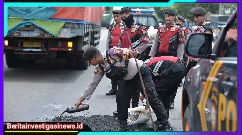 Harkamtibmas, Polres Situbondo Patroli Sambil Tambal Jalan Berlubang