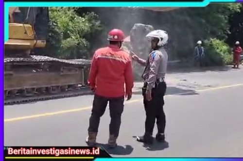 Kapolres Probolinggo Datangi Lokasi Pastikan Penyebab Jatuhnya Batu Besar di Jalan Raya Paiton