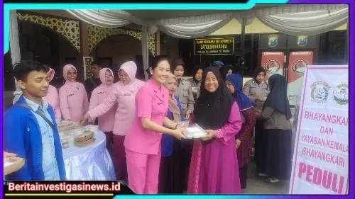 Bhayangkari dan Yayasan Kemala Bhayangkari Polres Pelabuhan Tanjung Perak Berbagi di Jumat Berkah