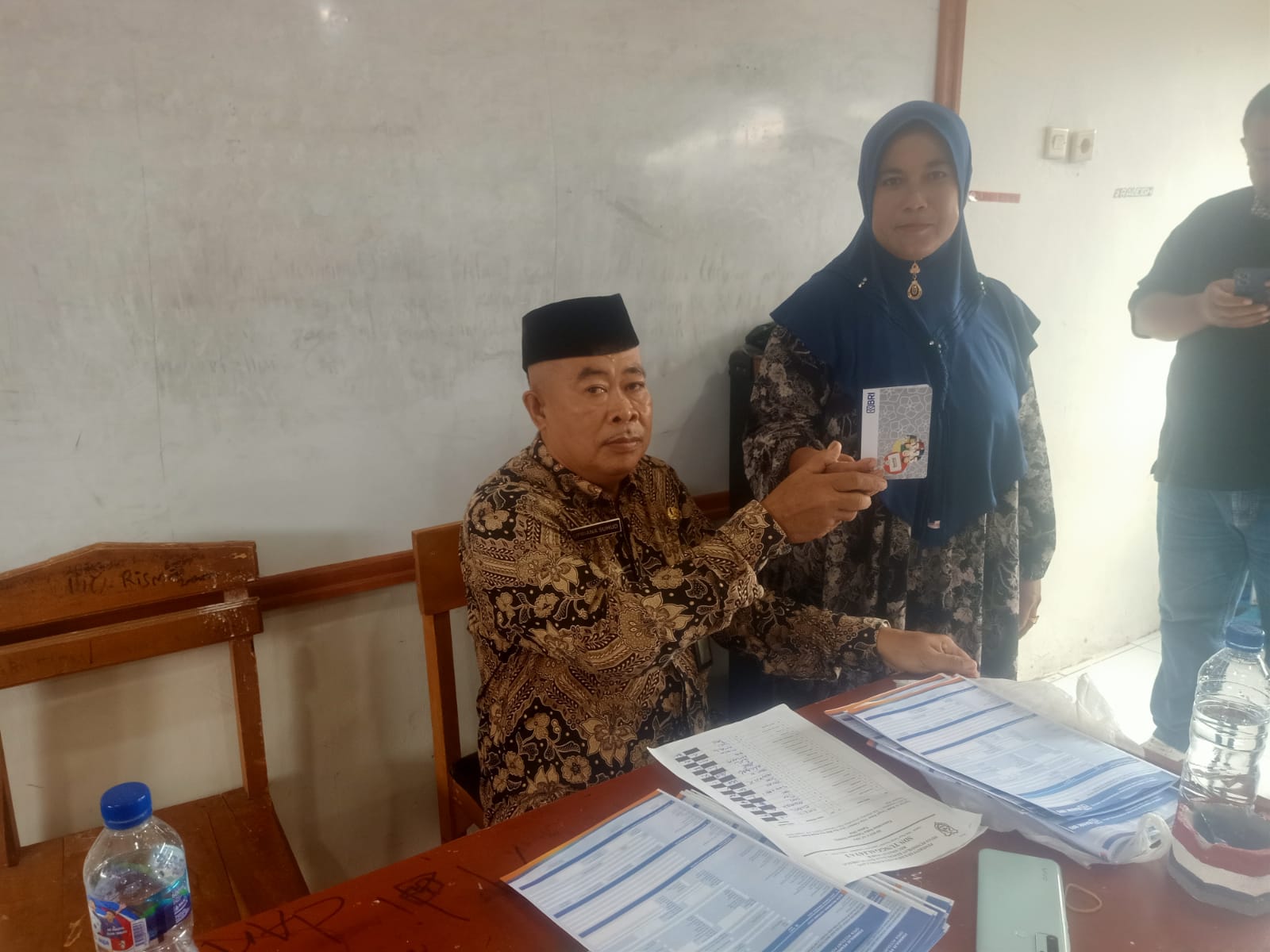 SD Negeri Tunggal Jaya 2 Bagikan Buku Tabungan PIP Kepada Wali Murid
