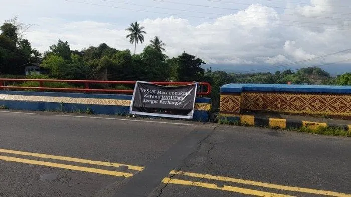 Jembatan Interchange Manado Terlihat Spanduk Berisi Pesan Penyemangat Hidup