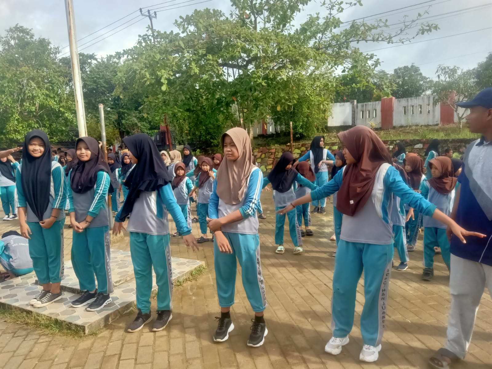 Senam Anak Indonesia Hebat di SDN Cihanjuang 1 Kecamatan Cibaliung