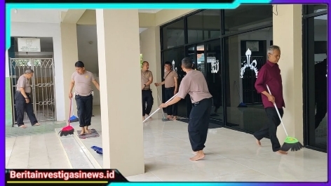 Polres Pelabuhan Tanjung Perak Gelar Bakti Religi Sambut Ramadhan, Bersihkan Sejumlah Masjid di Surabaya