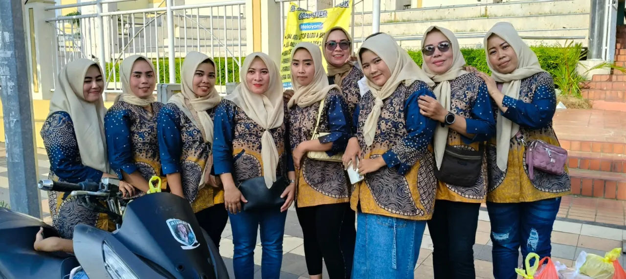 Persatuan Istri Istri Wartawan Bagi Bagi Ratusan Takjil bagi Penguna jalan di THR Kusuma Bangsa