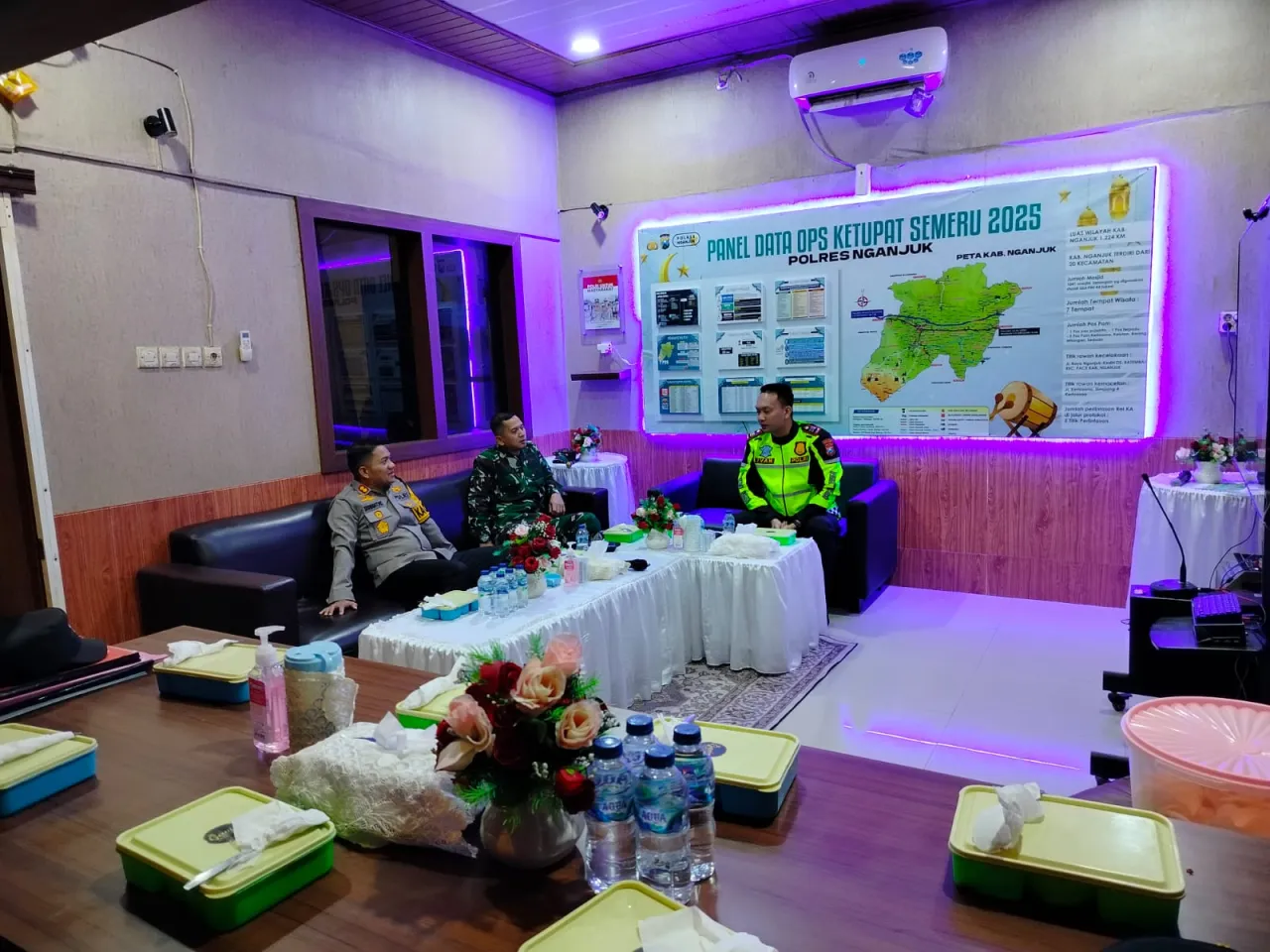 Kapolres Nganjuk dan Dandim 0810/Nganjuk Gelar Sahur On The Road, Pantau Arus Mudik via CCTV