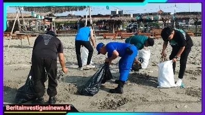 Refleksi HSN Polisi dan Mahasiswa UIM Bersihkan Sampah di Dermaga Branta Pesisir Pamekasan