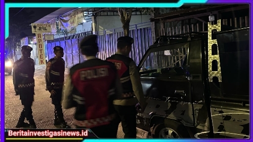 Polres Bangkalan Keliling Lakukan Patroli dan Bagikan Makan Sahur Kepada Warga di Jalan