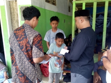 Penyaluran Santunan Anak Yatim Rutin Tahunan Dari Keluarga Besar Kepala Desa Cimanis, Kecamatan Sobang