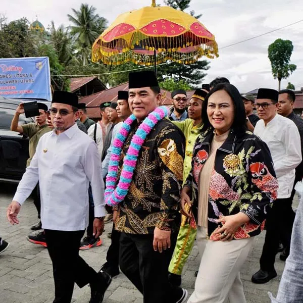 Safari Ramadhan di Bolmut, Gubernur Sulut Yulius Selvanus Bersama Istri Disambut Prosesi Adat