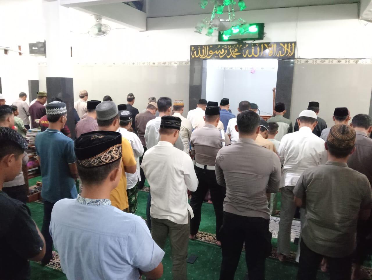 Polres Nganjuk Gelar Sholat Tarawih Berjamaah, Dilanjutkan Ceramah dan Tadarus Al-Qur'an