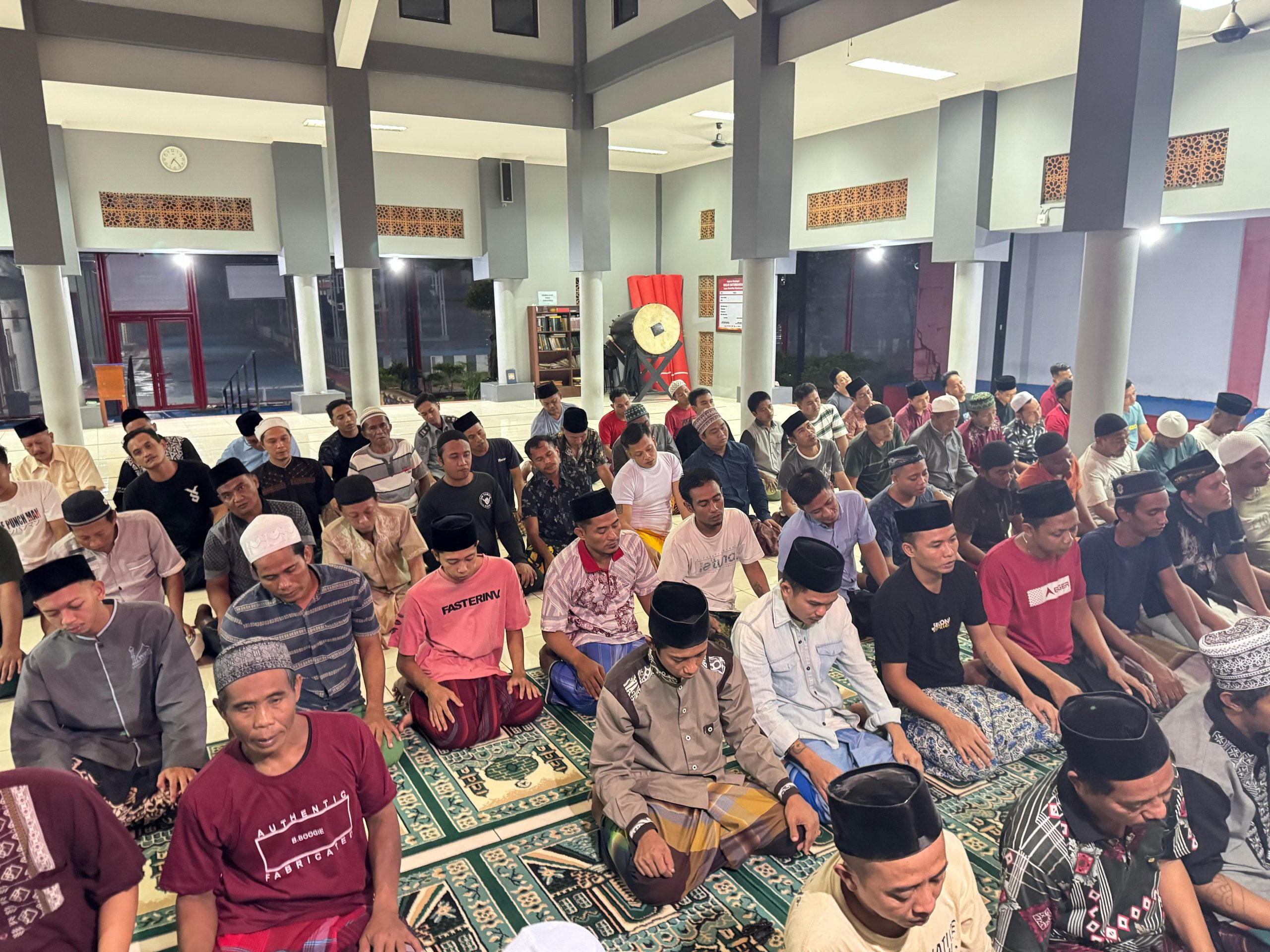 Jaga Keimanan di Balik Jeruji! Kalapas Narkotika Kelas IIA Pamekasan Pimpin Tarawih, Kultum, dan Tadarus Bersama Warga Binaan