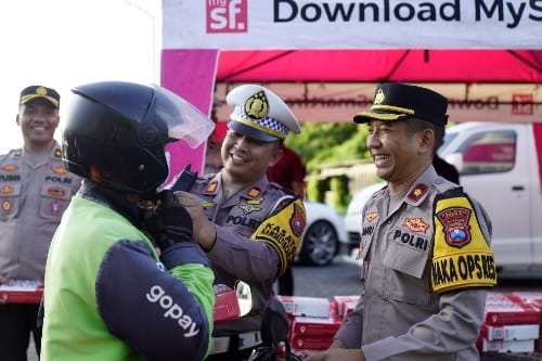 Indahnya Berbagi di Bulan Suci Ramadhan, Polres Gresik Bagikan Takjil Kepada Pengendara