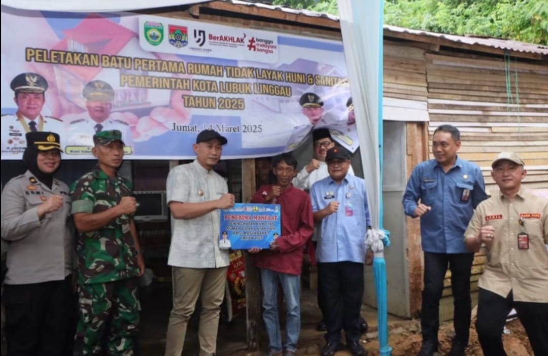Walikota Lubuklinggau Melakukan Peletakan batu Pertama dukung Program Gubernur SUMSEL Bedah 2500 RTLH