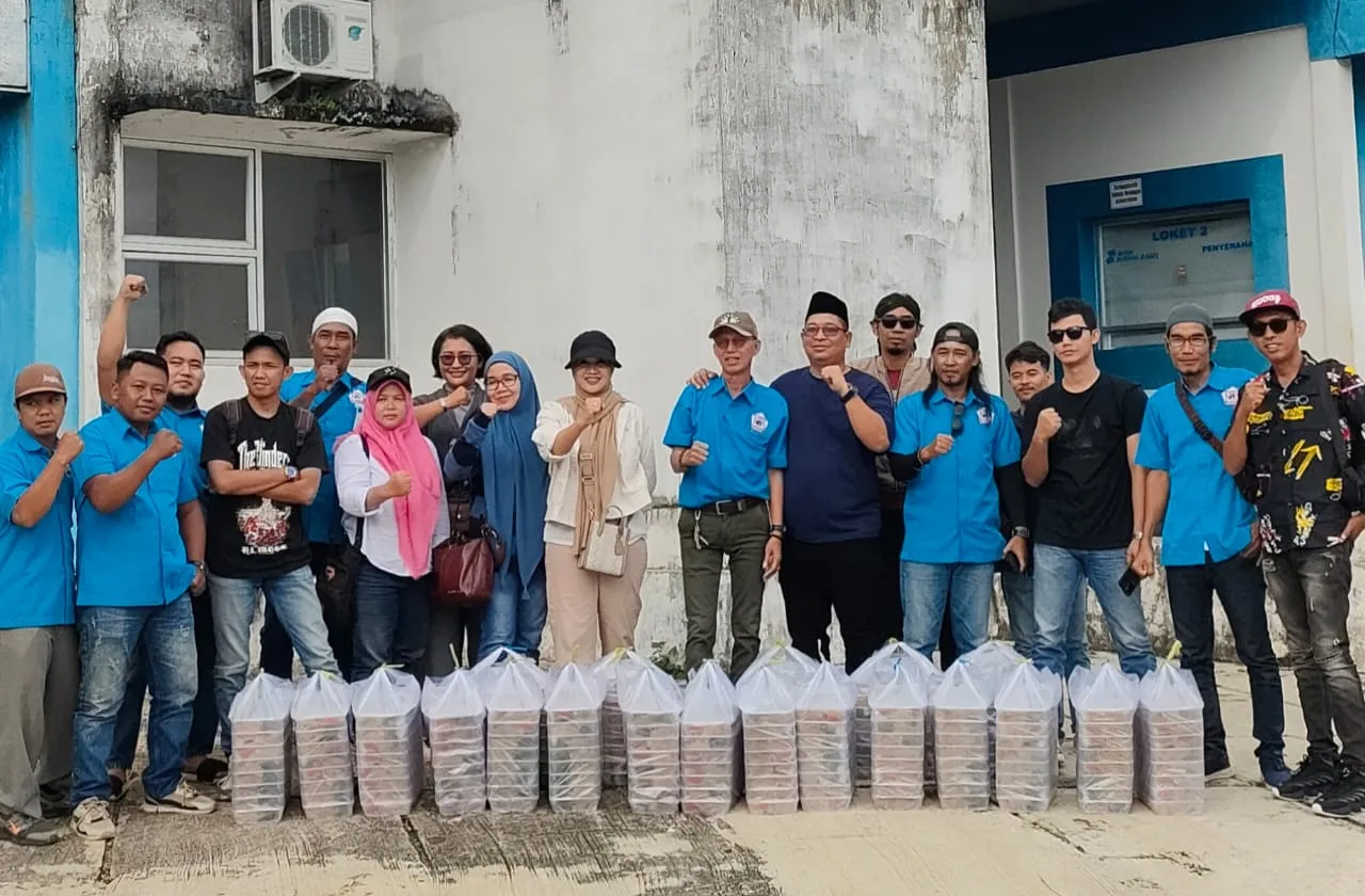 Riki Ilong Direktur PT. Abillio Griya Residence Berbagi Takjil kepada warga Kota Lubuklinggau