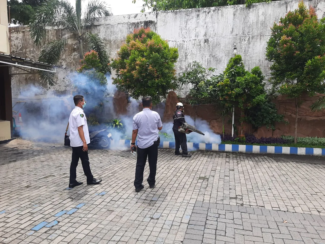 Cegah Demam Berdarah: Polres Pelabuhan Tanjung Perak Gencarkan Fogging DBD di Mako dan Polsek Jajaran