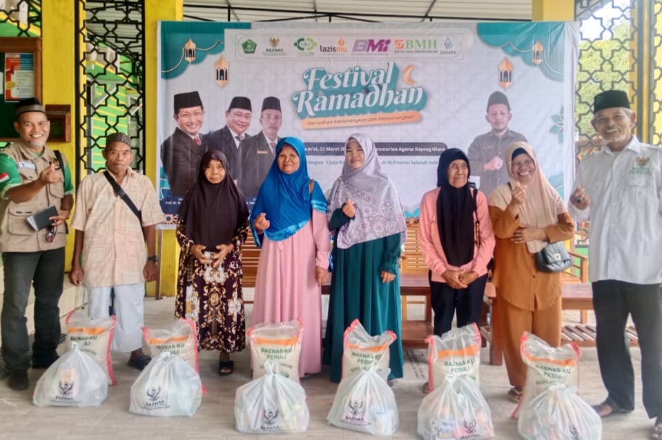 Bupati Romi Wijaya Apresiasi Baznas Kayong Utara Dalam Program Salurkan Ratusan Paket Sembako Lebaran.