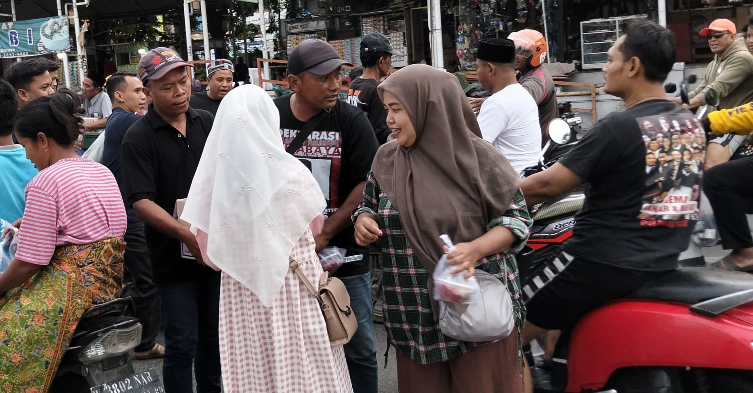 Aliansi Madura Indonesia Bagikan 1000 Paket Takjil di Serambi Ampel