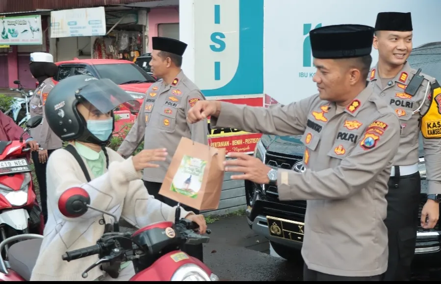 Berkah Ramadan, Kapolres Nganjuk dan Bhayangkari Bagikan Ratusan Takjil di Depan Pos Pujahito