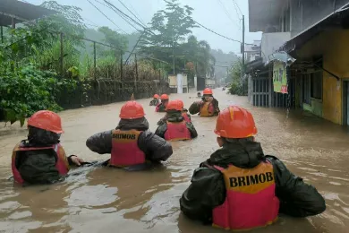 Polda Sulut Turunkan Pasukan Brimob dan Polairud Evakuasi Warga Terdampak Banjir dan Tanah Longsor