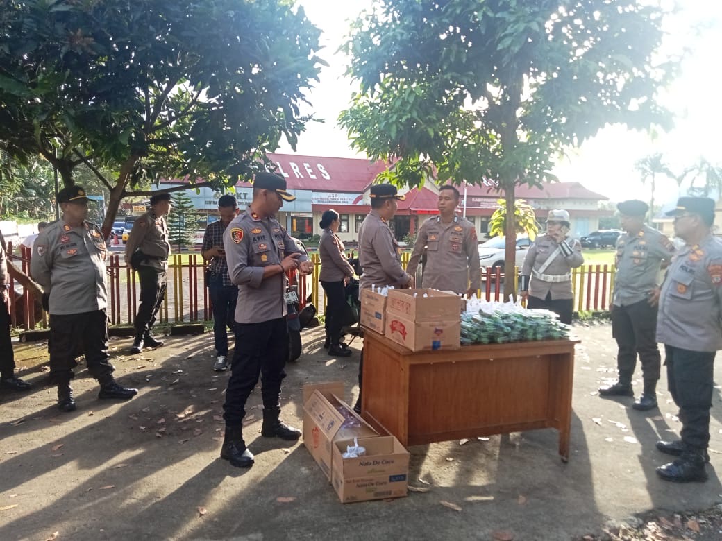Kapolres Minahasa Utara dan Jajaran Berbagi Takjil untuk Masyarakat yang Berpuasa