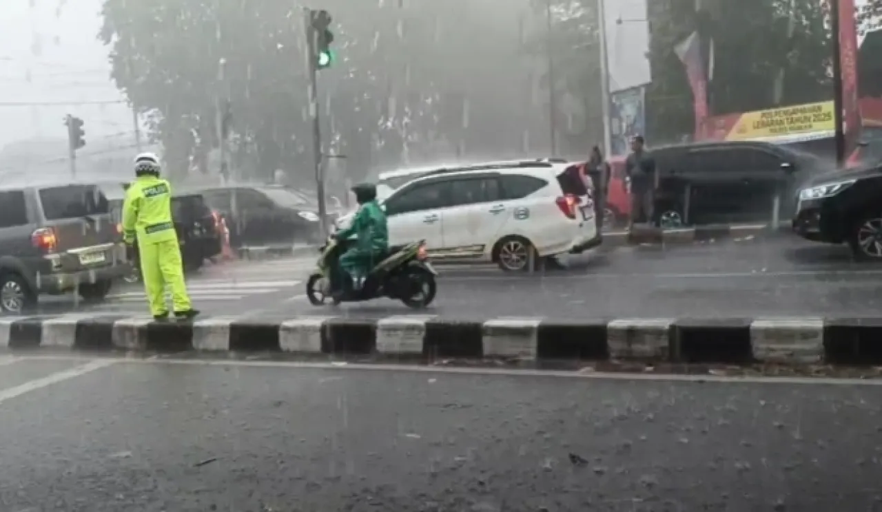 Anggota Pos Pam Kertosono Tetap Siaga Hadapi Arus Balik di Tengah Hujan 