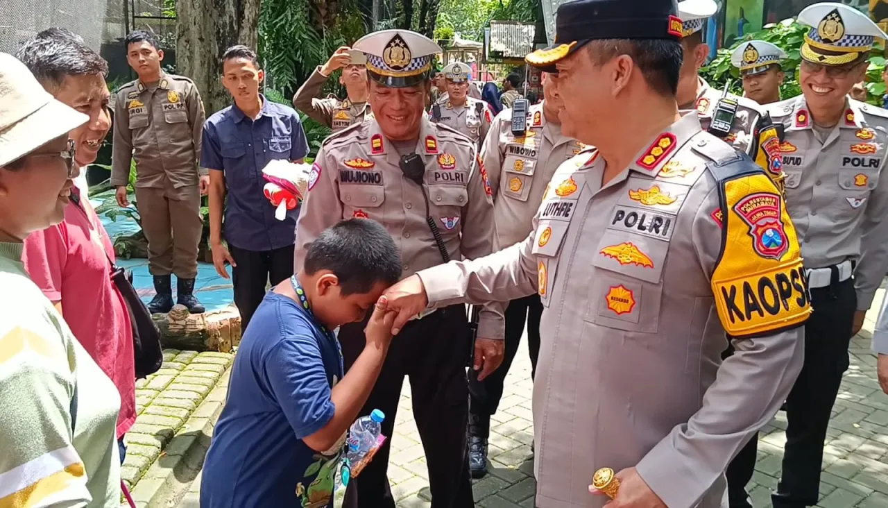 Patroli Jalan Kaki Kapolrestabes Surabaya di KBS, Bagi Cokelat dan Jamin Keamanan Pengunjung