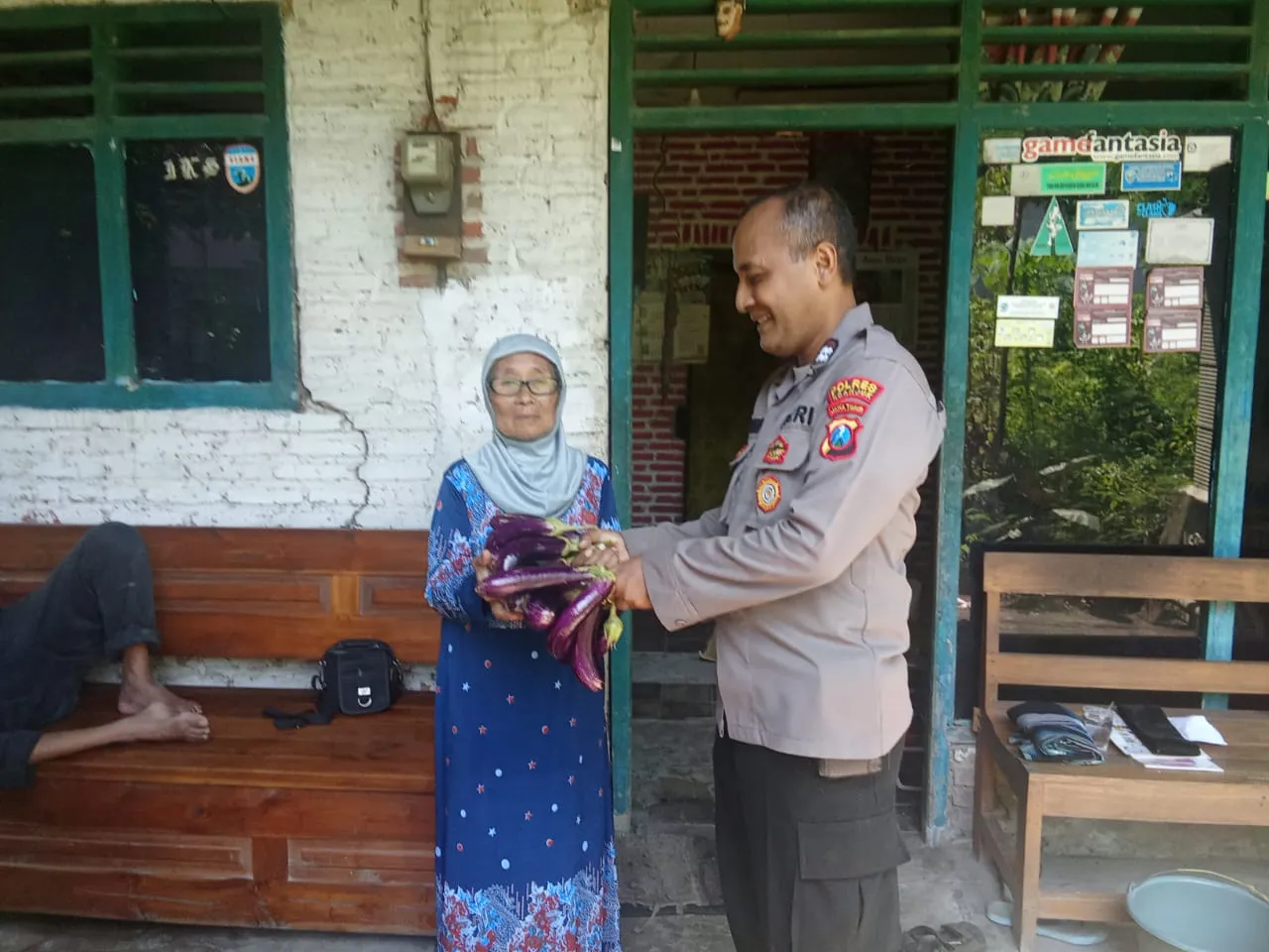 Panen Terong di Polsek Wilangan, Warga Sekitar Kebagian Sayuran Berupa Terong