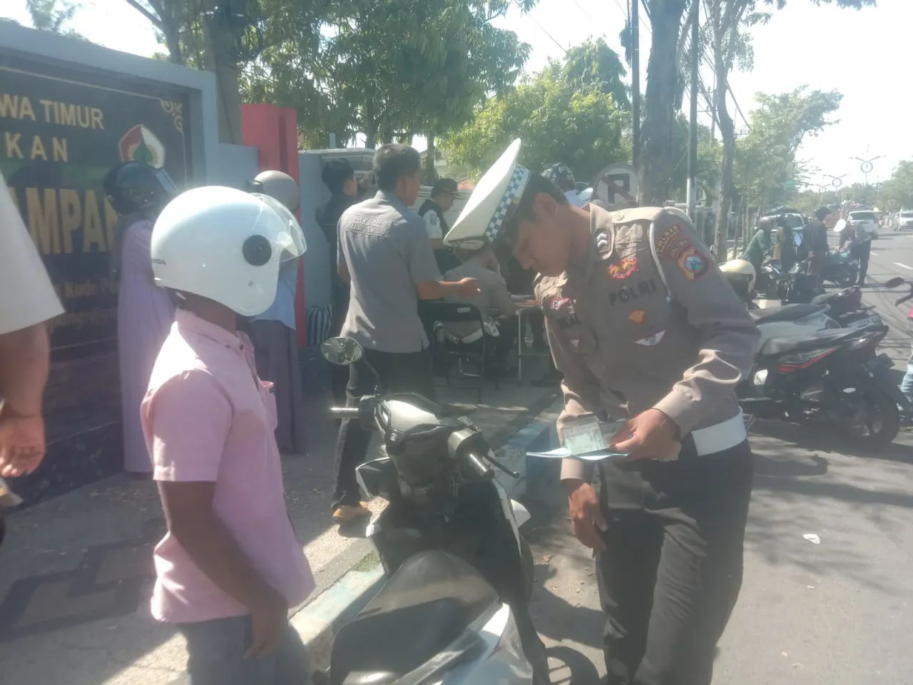 Kasatlantas Polres Sampang, Pimpin Operasi Patuh Pajak dan Lakukan Tindakan Berupa Tilang kepada Pengendara Bermotor
