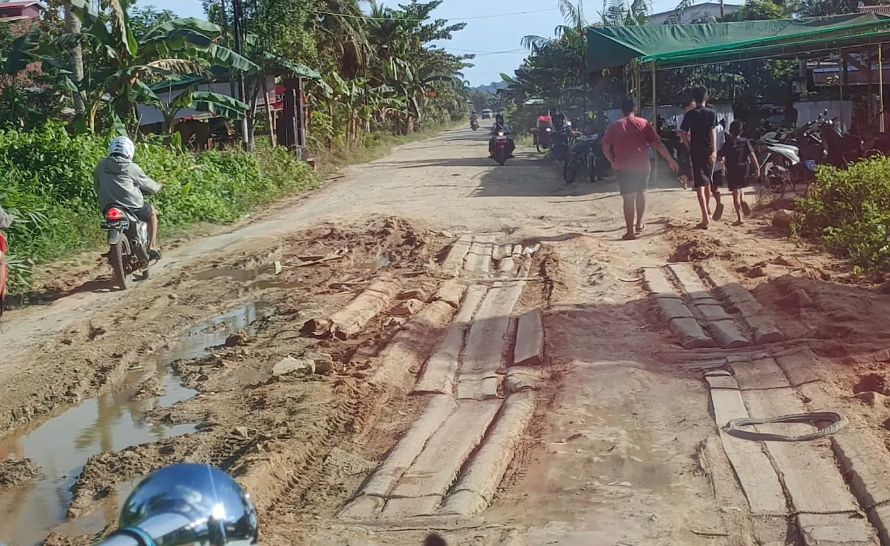 Warga Pertayakan Dana 250 juta Perbaikan Jalan Provinsi CSR Perusahaan
