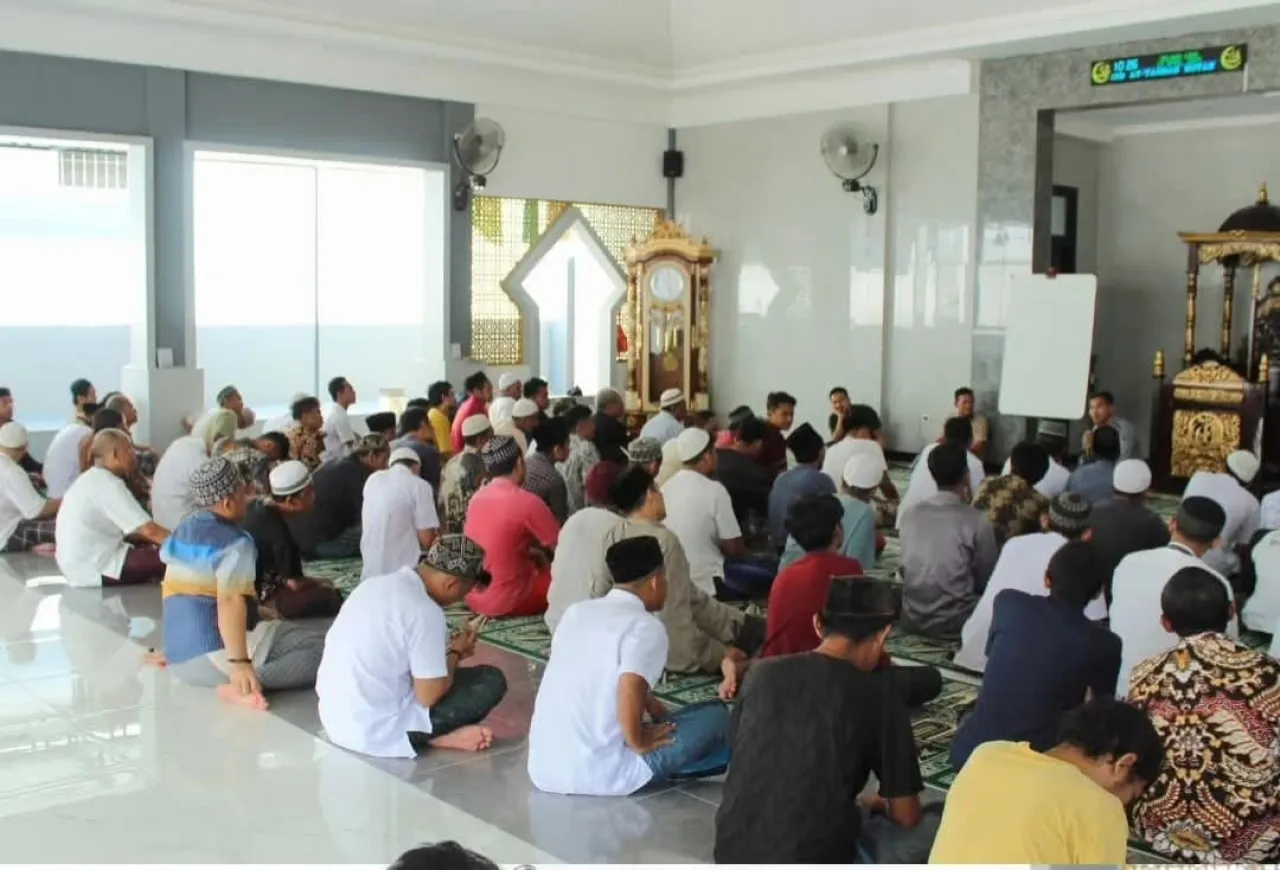 Rutan Kelas 1 Surabaya dan Warga Binaan Mengikuti Kajian Fiqih di Masjid Al Taubah