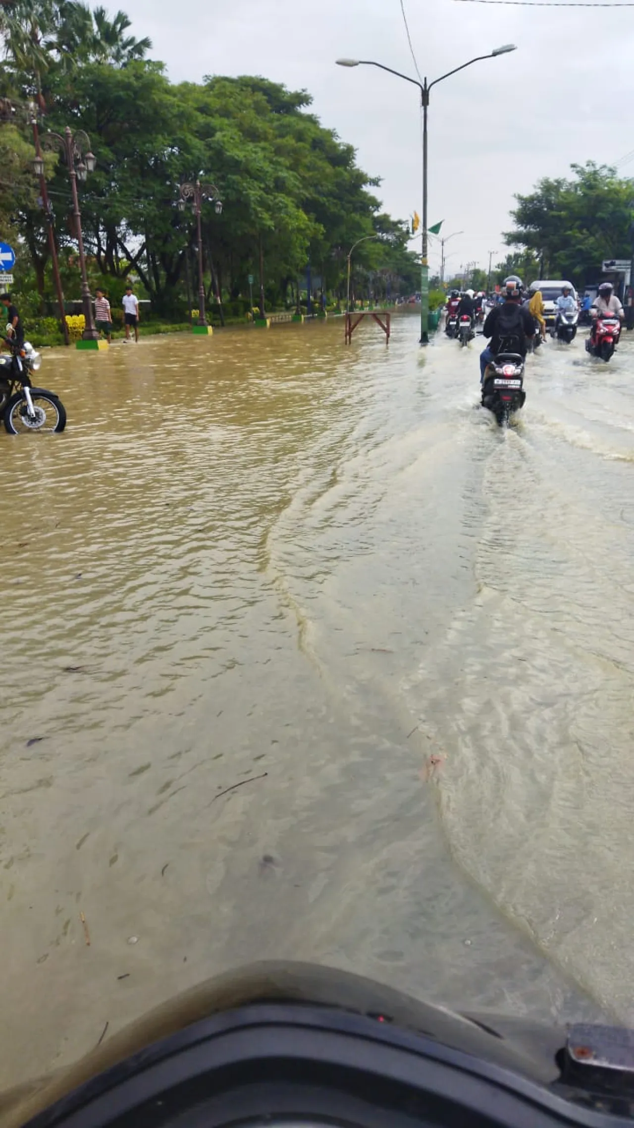 Bhabinkamtibmas Jogomerto Buka Saluran Dam, Dukung Ketahanan Pangan Nasional