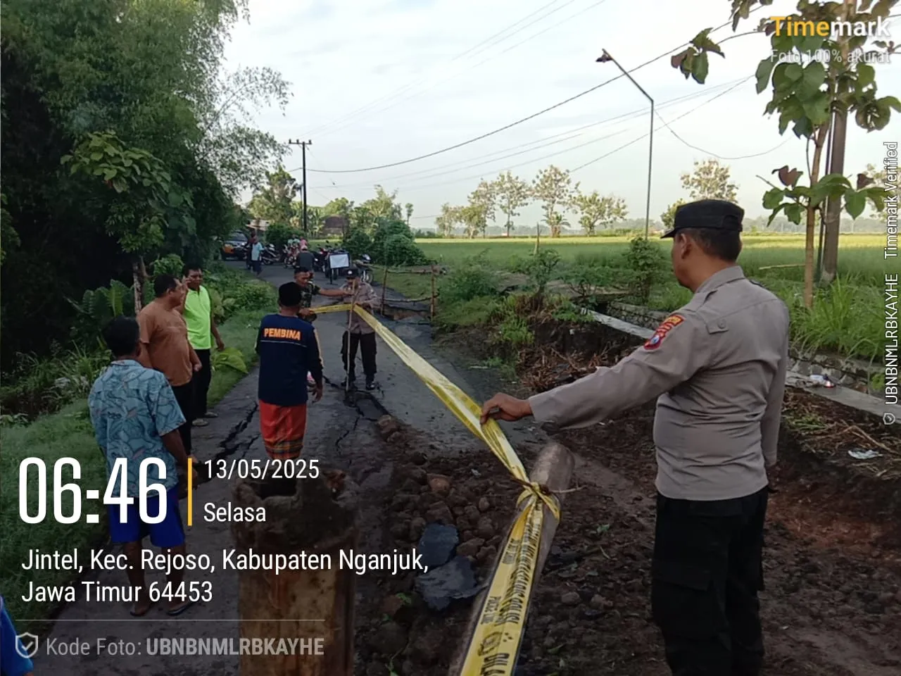 Akses Jalan Ambles, Polisi Pasang Rambu Peringatan di Perbatasan Kedungpadang-Jintel