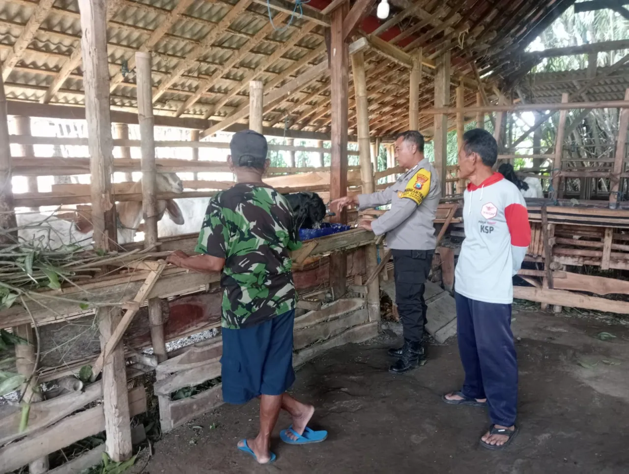 Bhabinkamtibmas Sawahan Tinjau Peternakan Warga Dukung Ketahanan Pangan