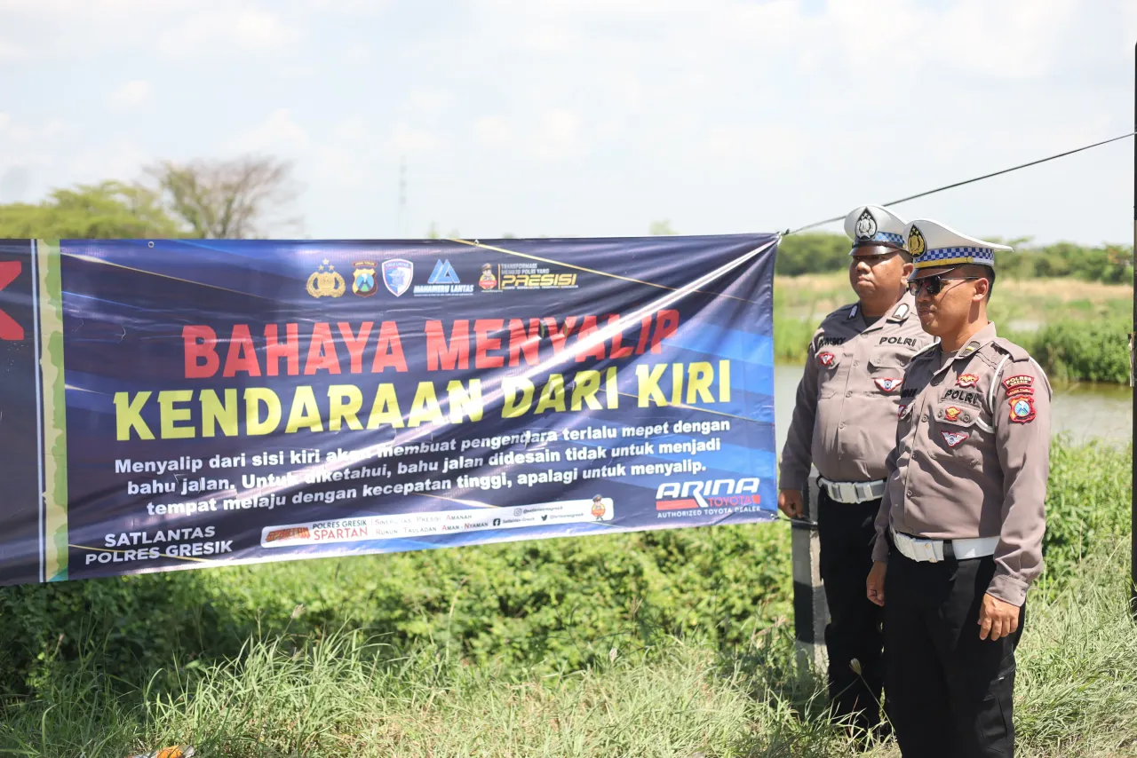 Tingkatkan Keselamatan Berkendara, Satlantas Polres Gresik Pasang Banner Bahaya Menyalip Sebelah Kiri