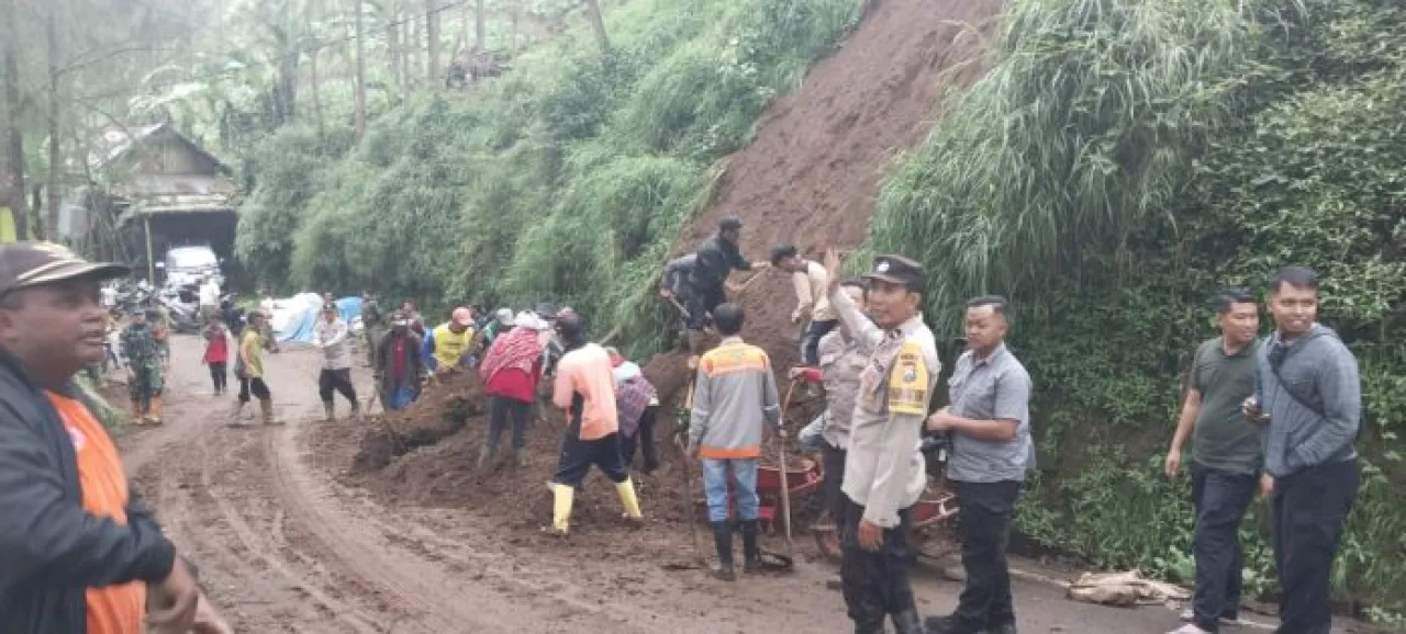 Sinergitas Polsek Tosari dan Warga Berhasil Tangani Longsor di Jalur Wisata Gunung Bromo