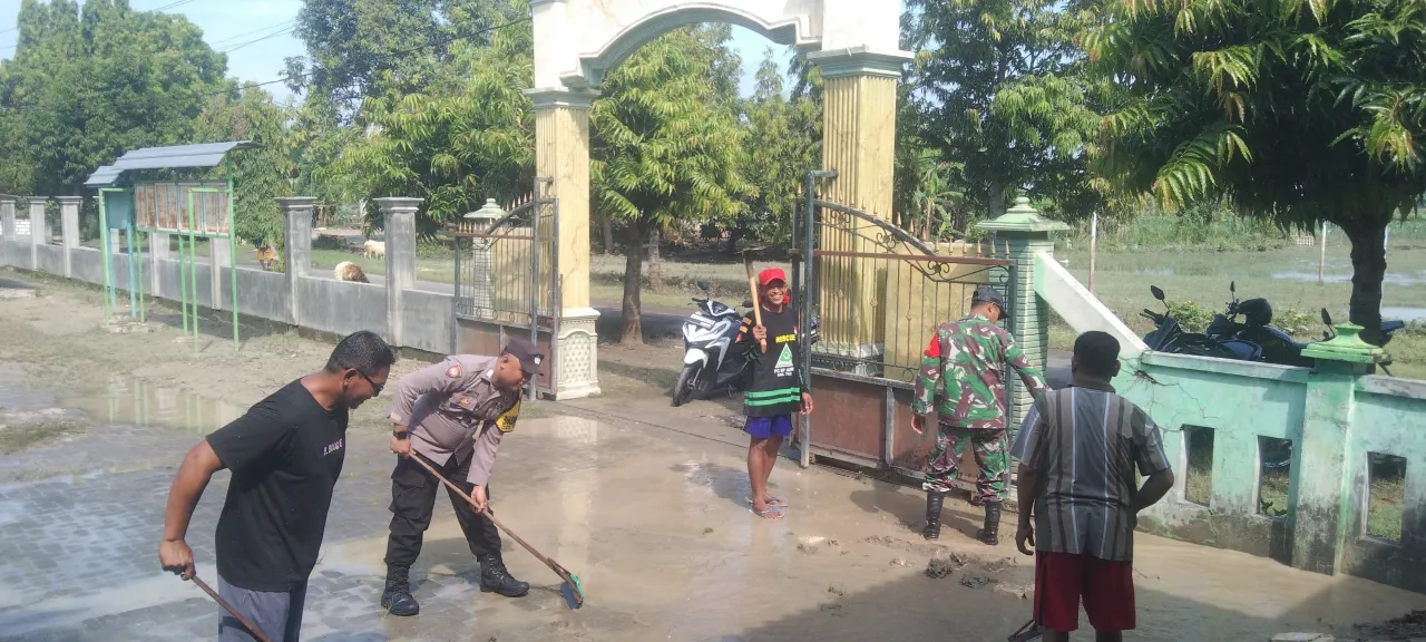 Gotong Royong Polisi dan TNI bersama Warga Bersihkan Sisa Meterial Banjir di Tuban