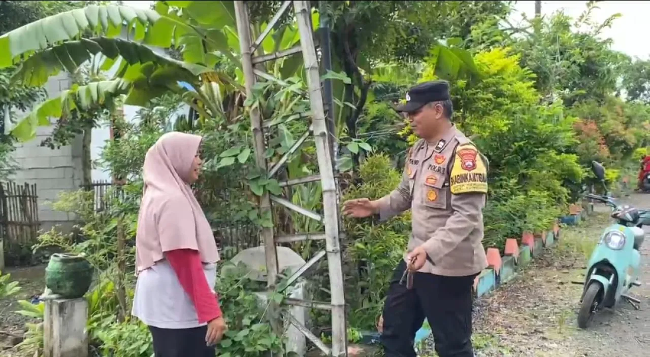 Dukung Ketahanan Pangan, Bhabinkamtibmas Desa Senjayan Pantau Pekarangan Bergizi Warga