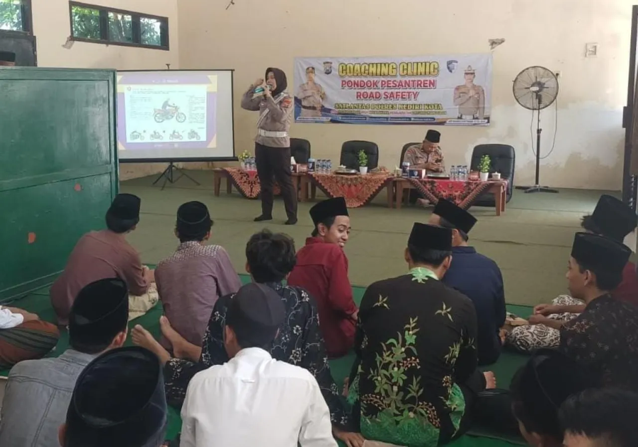 Sambut Hari Bhayangkara ke - 79, Polres Kediri Kota Gelar Coaching Clinic di Ponpes